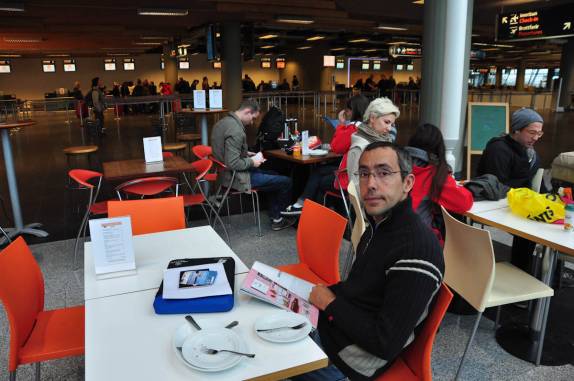 Fazendo hora no aeroporto de Reykjavik, na Islândia